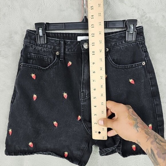FOREVER 21 Mom Shorts Womens Size S Black Embroidered Strawberries High Rise - Picture 4 of 10
